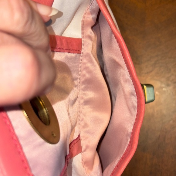 Coach 18601 Turnlock front pocket shoulder bag 3 compartment leather white/coral - Picture 3 of 17